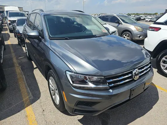 2020 Volkswagen Tiguan VIN 3VV1B7AX7LM083254 - photo 2 of 9