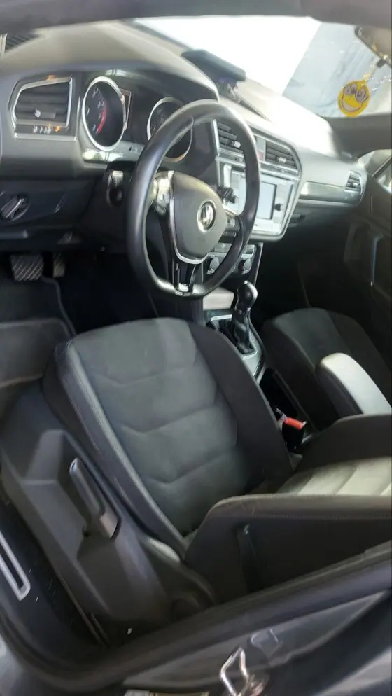 2020 Volkswagen Tiguan VIN 3VV1B7AX7LM083254 - photo 6 of 9