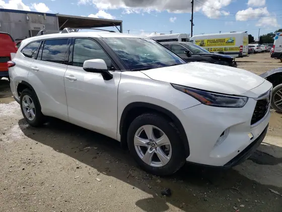 2021 Toyota Highlander VIN 5TDCZRAH7MS076037 - photo 2 of 13