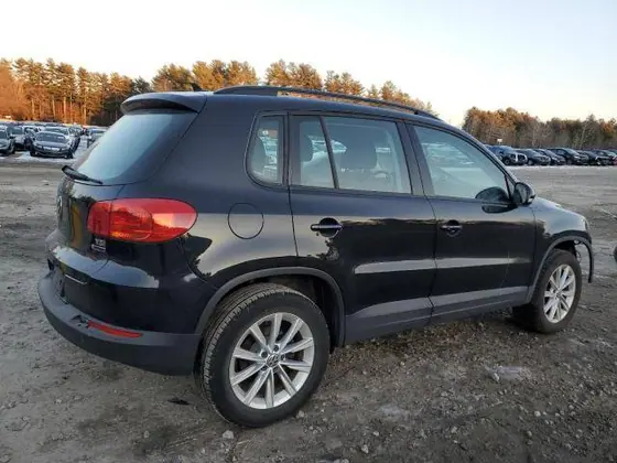 2017 Volkswagen Tiguan VIN WVGBV7AX5HK053089 - photo 2 of 11