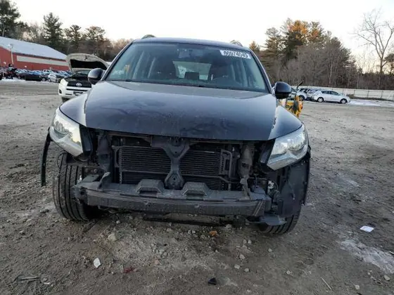 2017 Volkswagen Tiguan VIN WVGBV7AX5HK053089 - photo 4 of 11