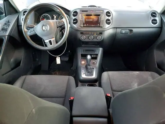 2017 Volkswagen Tiguan VIN WVGBV7AX5HK053089 - photo 6 of 11